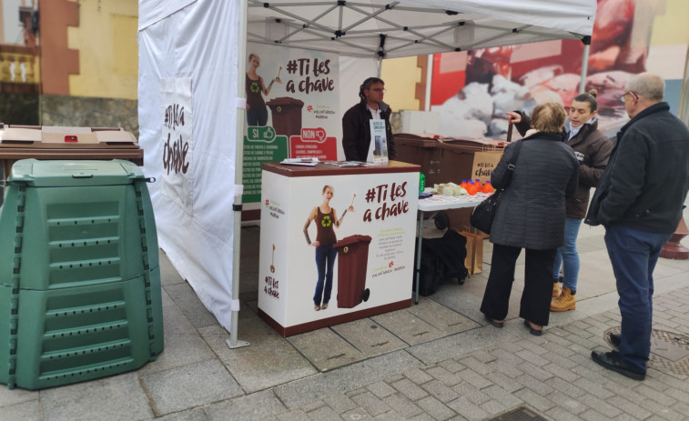 Reparto de compost en el mercado de Carballo