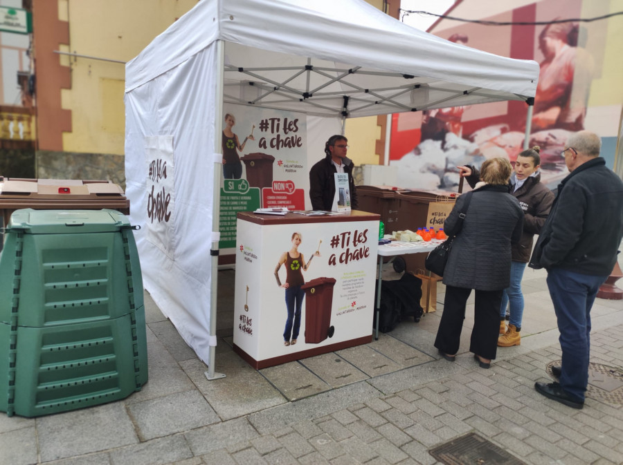 Reparto de compost en el mercado de Carballo