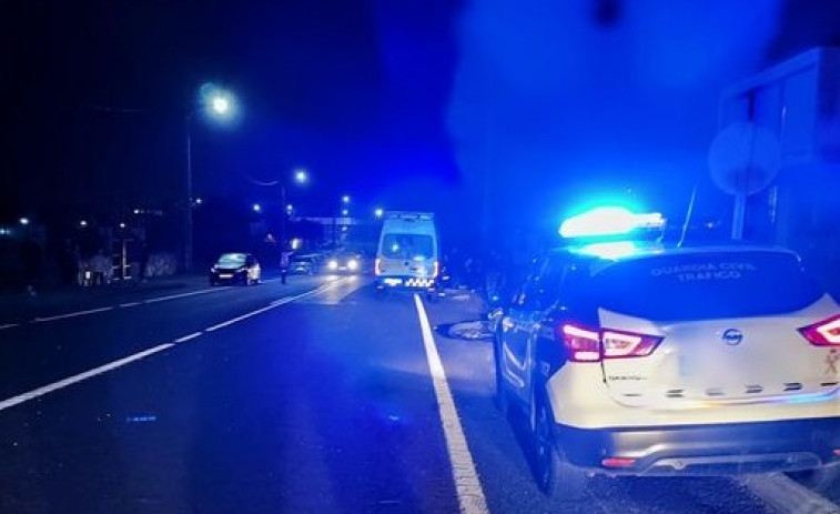 Un motorista resulta herido al chocar contra un coche en Camariñas
