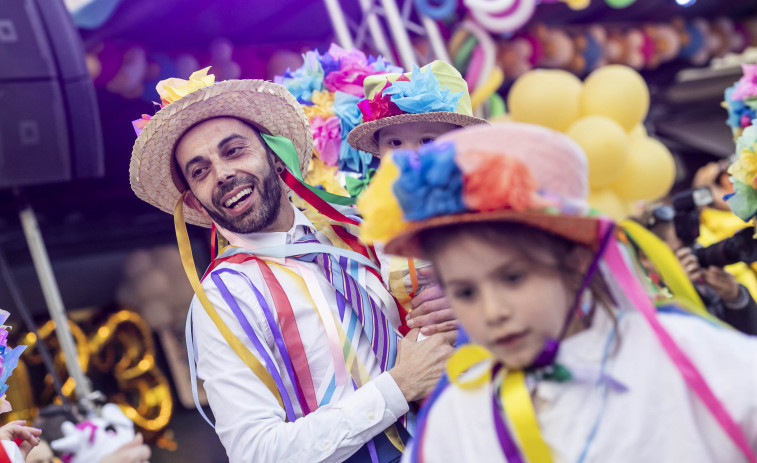 Fiesta de disfraces, circo y obradoiros animan el Lunes de Entroido en la Costa da Morte