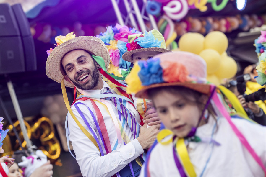 Fiesta de disfraces, circo y obradoiros animan el Lunes de Entroido en la Costa da Morte