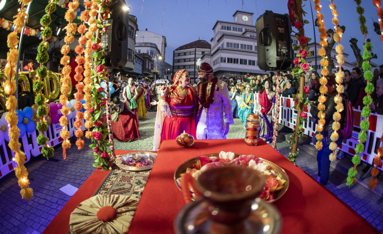 Carballo disfruta de su Entroido con un desfile colorido y multitudinario