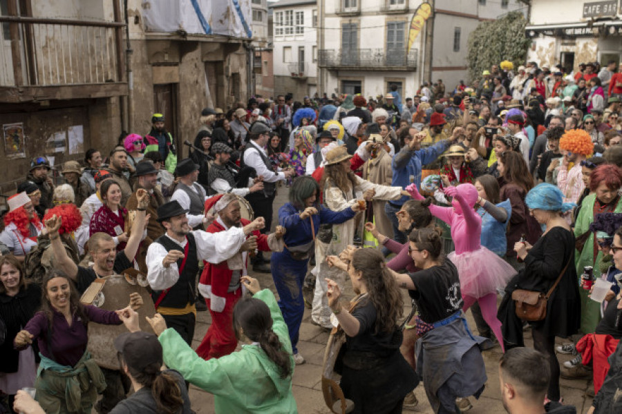 Laza, el carnaval donde vuelan los trapos sucios y las hormigas rabiosas