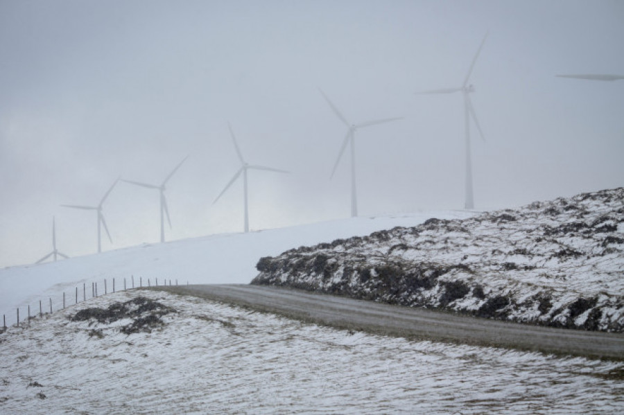 La nieve dificulta la circulación en varias carreteras de las provincias de Lugo y Ourense