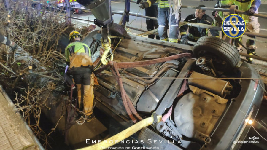 Rescatan a cuatro jóvenes de un coche suspendido a siete metros en Sevilla