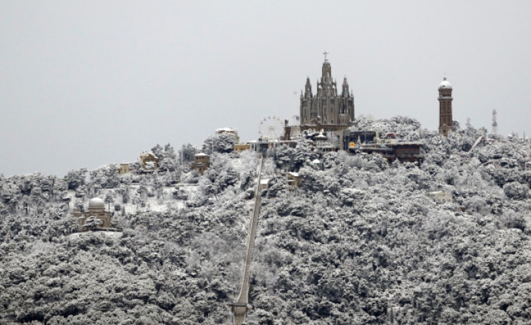 La nieve llega al litoral catalán y cubre de blanco el Tibidabo de Barcelona