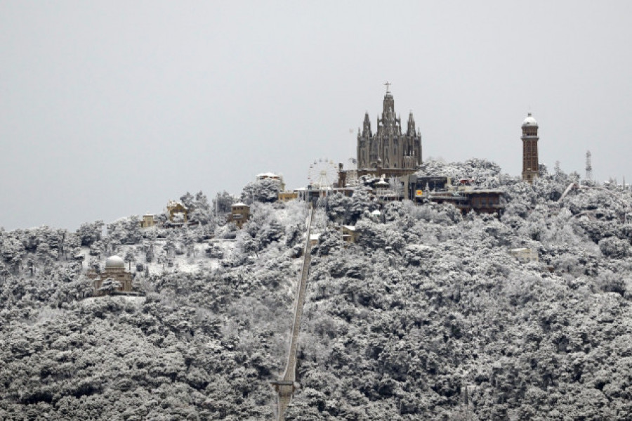 La nieve llega al litoral catalán y cubre de blanco el Tibidabo de Barcelona