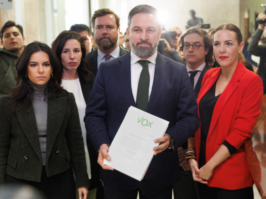 Abascal registra la moción de censura "para no quedarse de brazos cruzados"