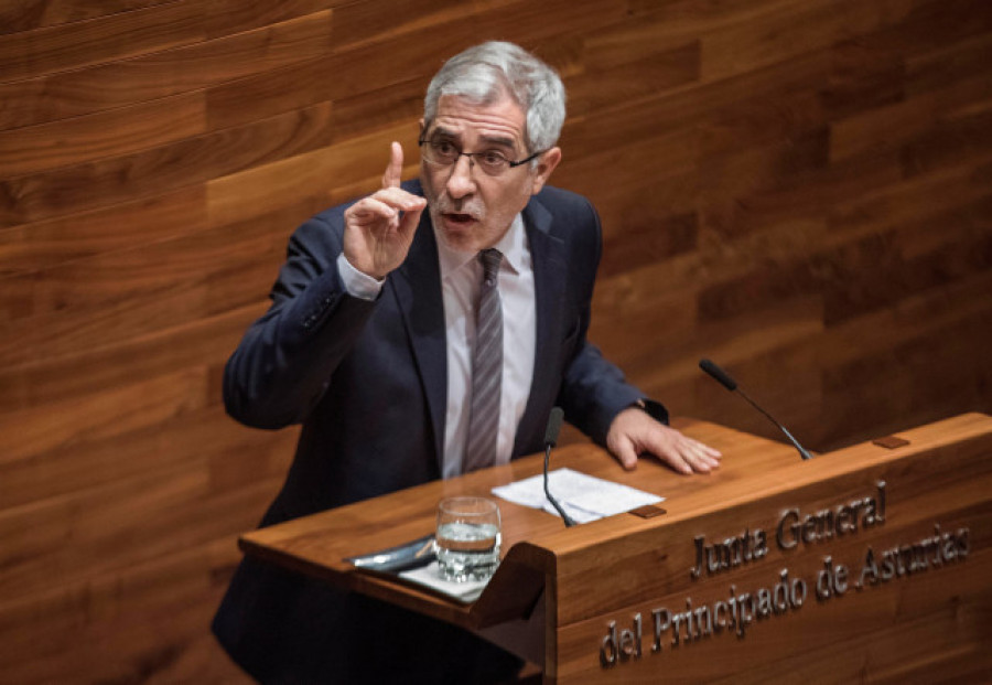 Llamazares vuelve a la política como candidato de IU a la Alcadía de Oviedo