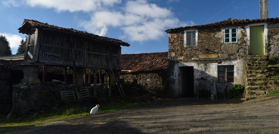 Luz verde a la ordenación de un núcleo rural con cerca de 20 hórreos en Dumbría