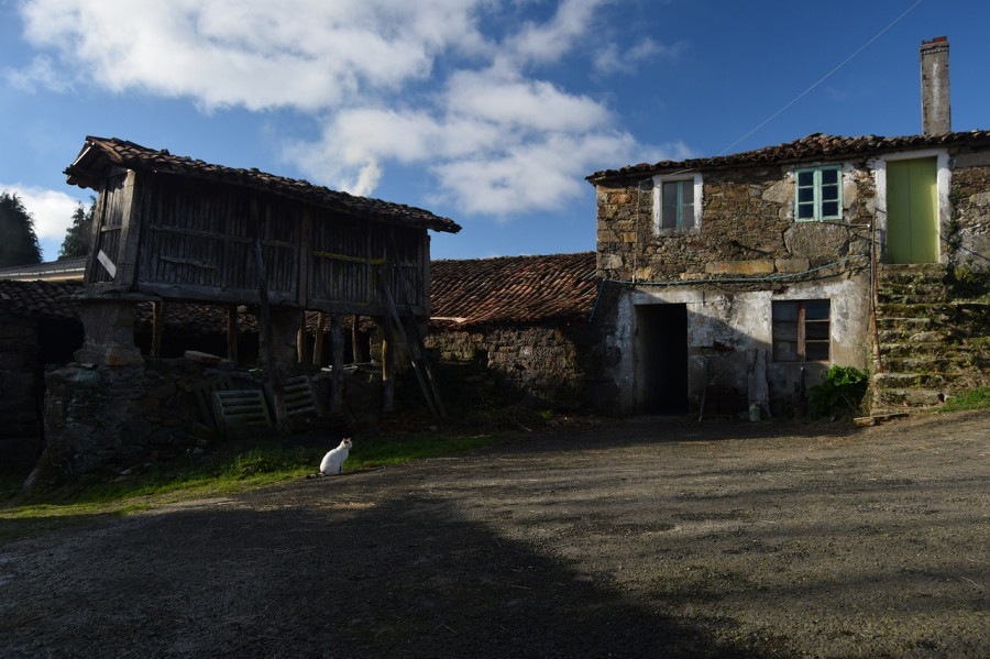 Luz verde a la ordenación de un núcleo rural con cerca de 20 hórreos en Dumbría