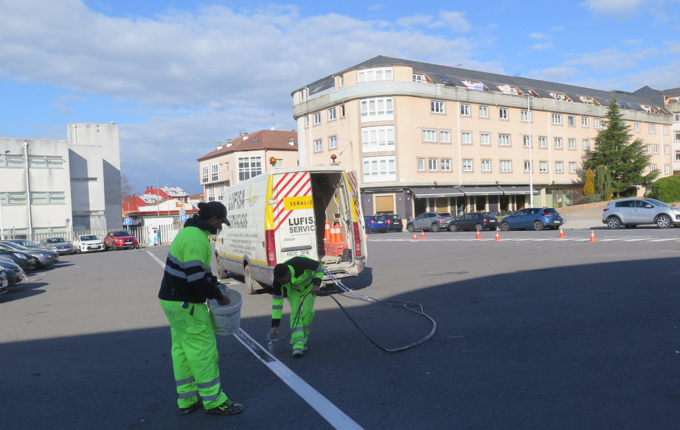 El Concello larachés renueva la señalización horizontal de la plaza Les Sables d’Olonne