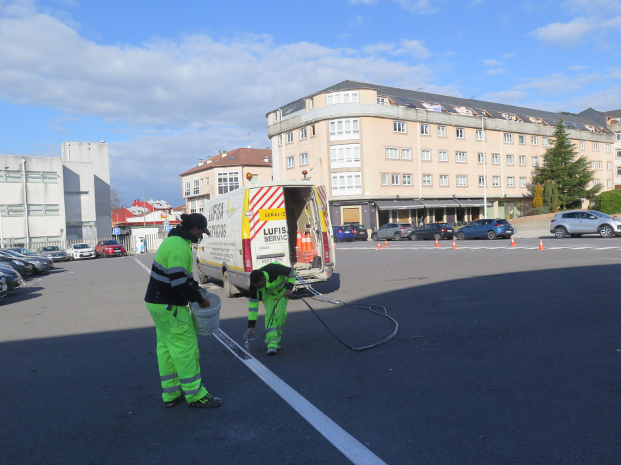 El Concello larachés renueva la señalización horizontal de la plaza Les Sables d’Olonne