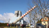 VÍDEO | Cerceda despide tras 40 años la icónica chimenea de Meirama