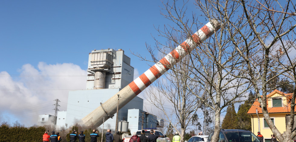 La caída de la chimenea de Meirama, en imágenes