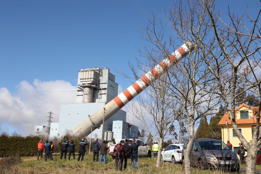 VÍDEO | Cerceda despide tras 40 años la icónica chimenea de Meirama