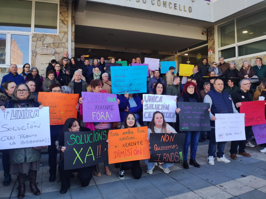 VÍDEO | Las familias cargan contra el cierre de Aspaber y exigen una solución