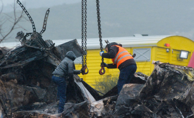 Los forenses elevan a 57 los muertos por el choque de trenes en Grecia
