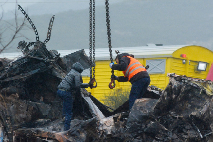 Los forenses elevan a 57 los muertos por el choque de trenes en Grecia