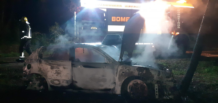 Arde un vehículo en una pista forestal de Carballo