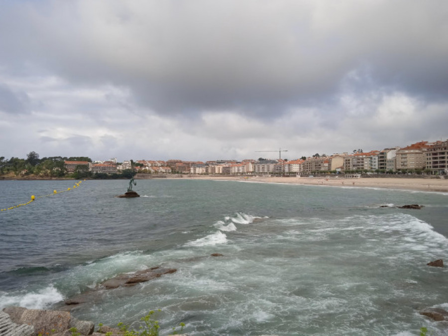 Rescatan con hipotermia a un hombre tras caerse de su velero en Sanxenxo