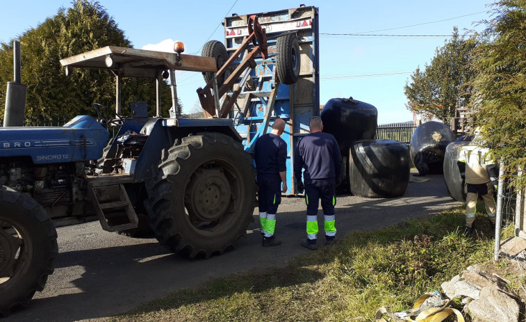 Dos mujeres resultan heridas al volcar el remolque de un tractor en Vimianzo
