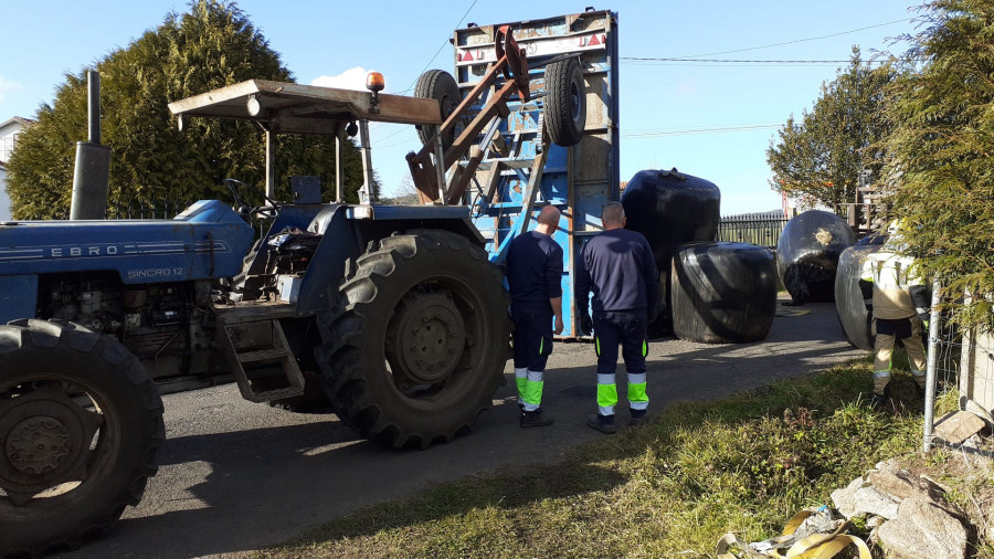 Dos mujeres resultan heridas al volcar el remolque de un tractor en Vimianzo