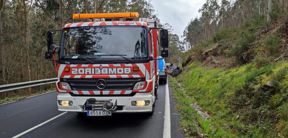 Una conductora resulta herida leve en una salida de vía en Camariñas