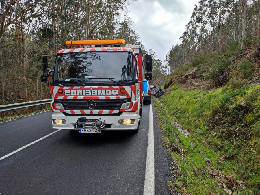 Una conductora resulta herida leve en una salida de vía en Camariñas