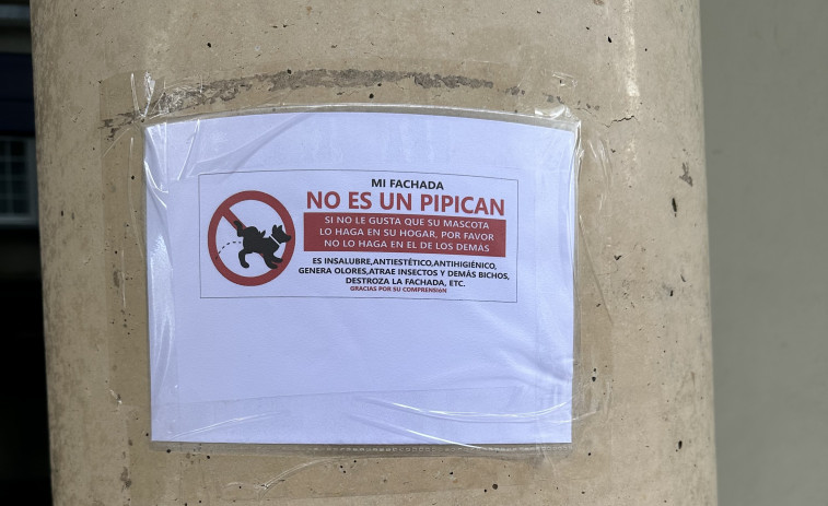 Batalla contra el incivismo en Carballo: “Mi fachada no es un pipican”