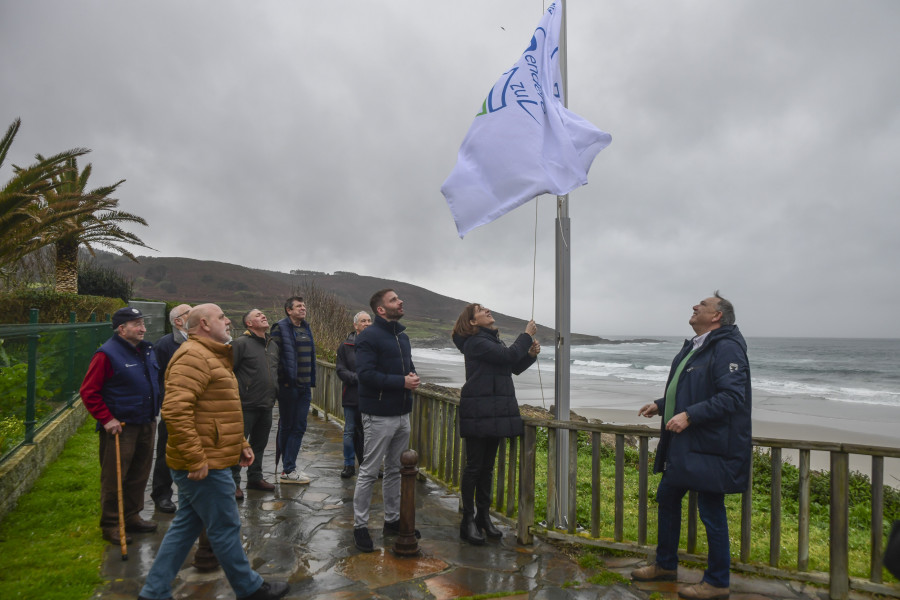 La conselleira de Medio Ambiente iza la bandera Sendero Azul en el paseo marítimo de Caión