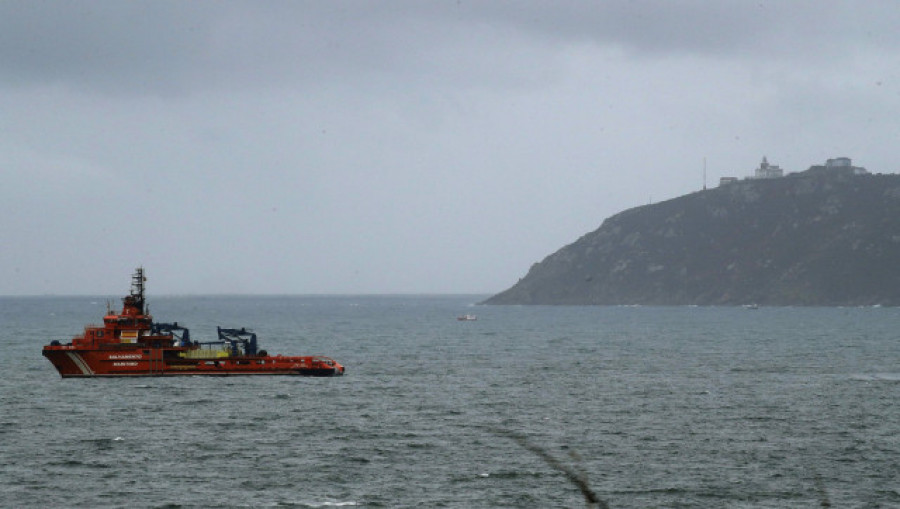 El petrolero que navegaba frente a la costa gallega por una avería será remolcado al puerto de Vigo