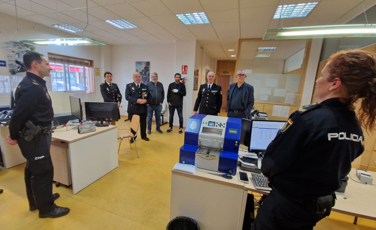 El jefe superior de la Policía de Galicia destaca la labor de la oficina del DNI de Carballo