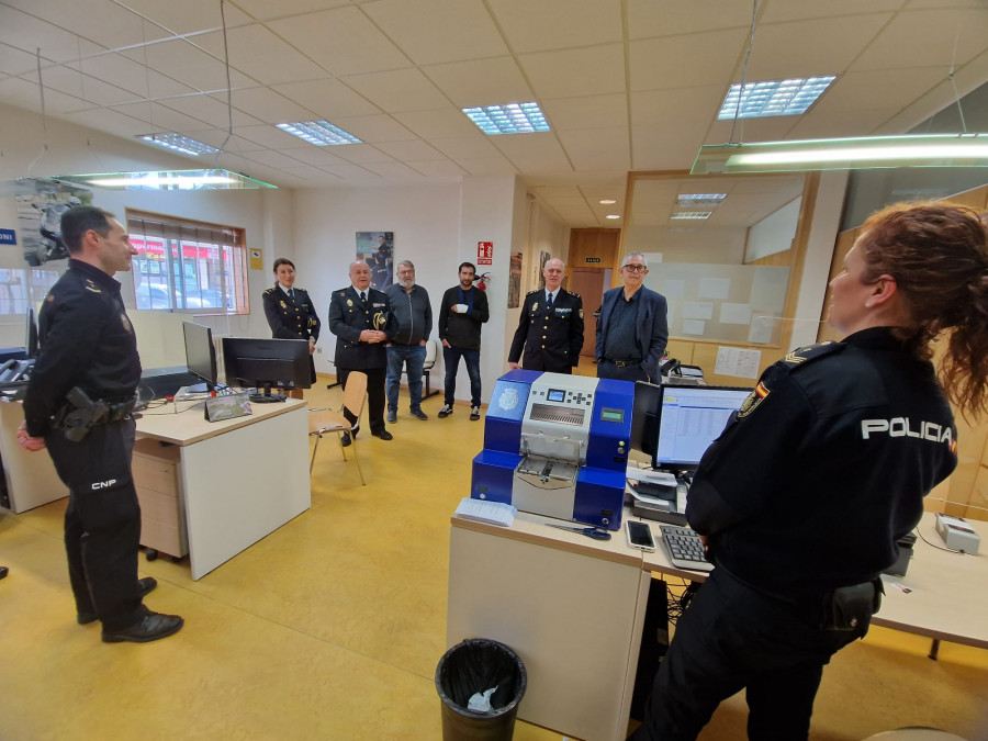 El jefe superior de la Policía de Galicia destaca la labor de la oficina del DNI de Carballo