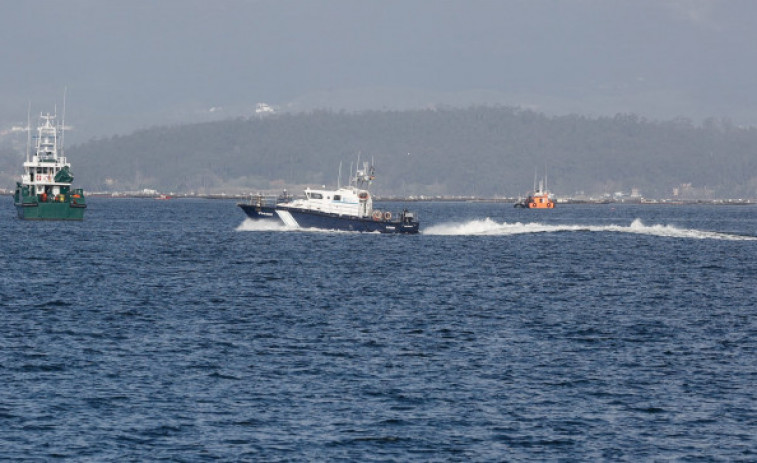 Retoman las labores para reflotar el narcosubmarino de Arousa