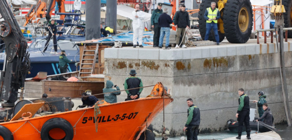 El narcosubmarino de Vilaxoán ya está en tierra