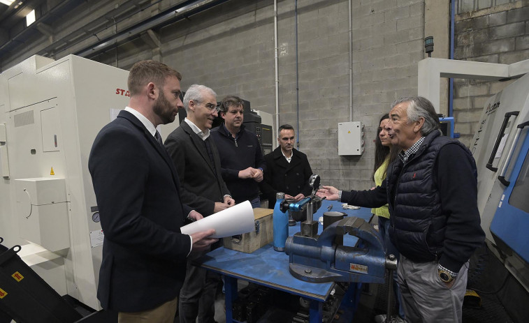 Conde destaca la capacidad de diversificación de la empresa carballesa Metalúrgica BB