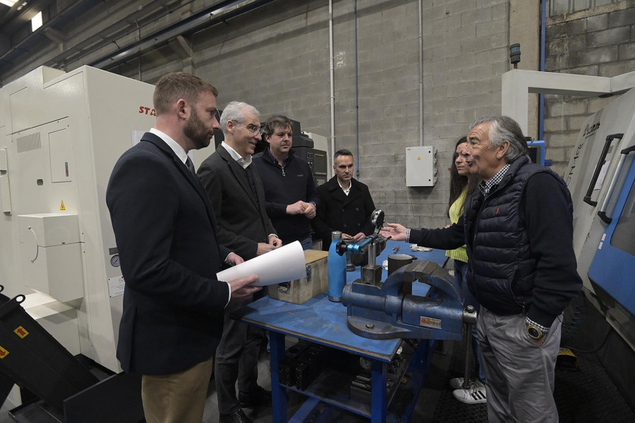 Conde destaca la capacidad de diversificación de la empresa carballesa Metalúrgica BB