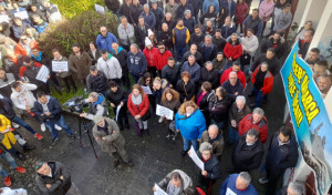 Percebeiros gallegos exigen en Ribeira que se les respete el 16% de las rocas que les quedan para producir