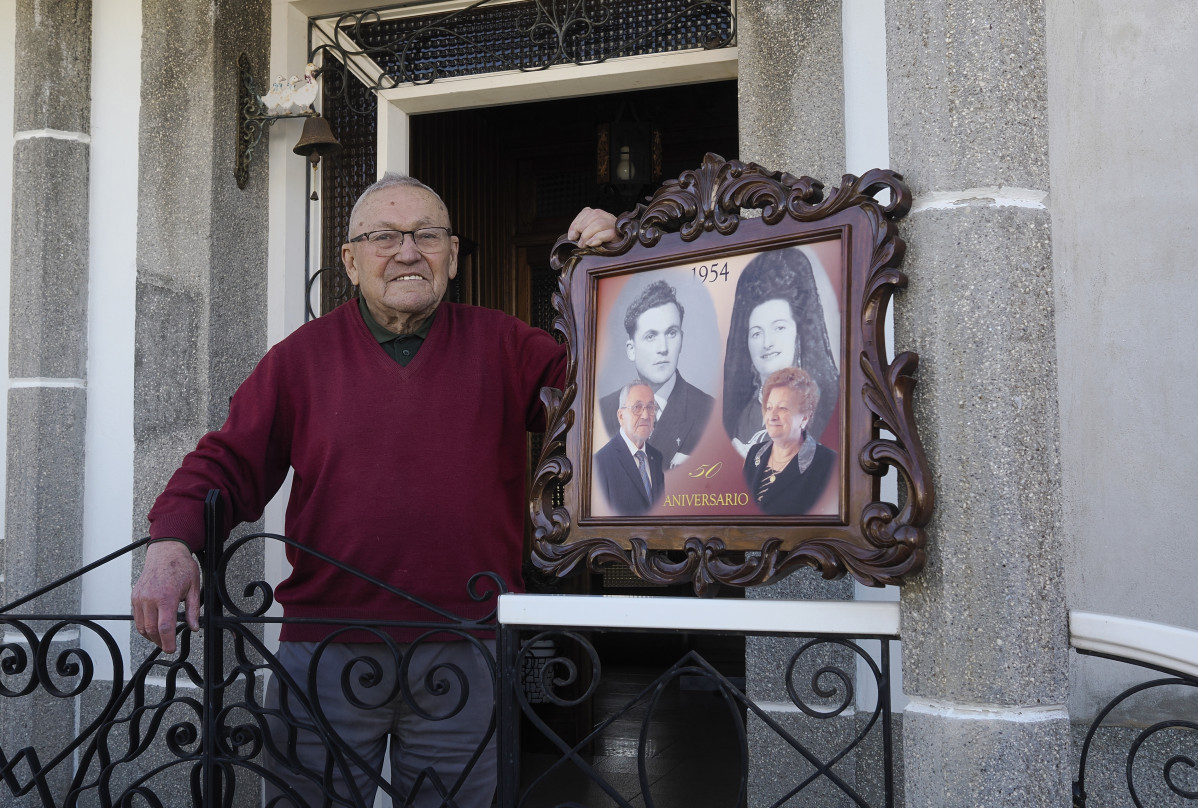 Josu00e9 Maru00eda Marful sostiene un recuerdo en su casa natal en Lourenzu00e1. EFE Eliseo Trigo