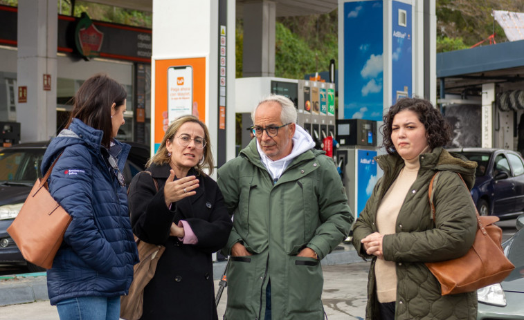 Ethel Vázquez se compromete en Cee a construir la variante al puerto de Brens