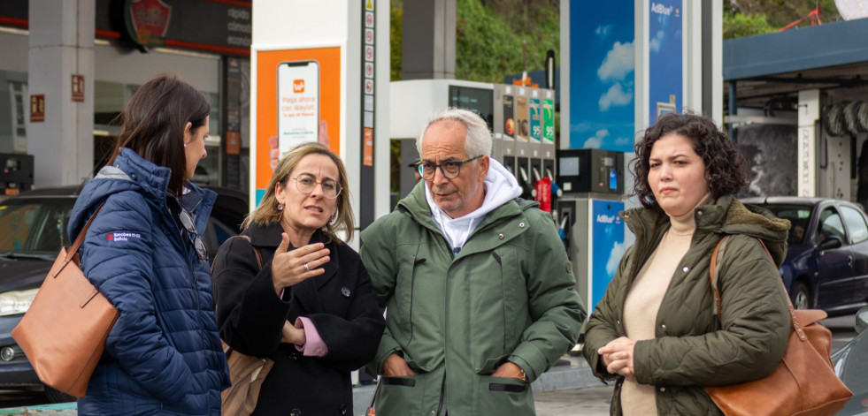 Ethel Vázquez se compromete en Cee a construir la variante al puerto de Brens