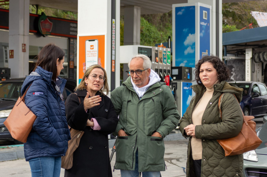 Ethel Vázquez se compromete en Cee a construir la variante al puerto de Brens