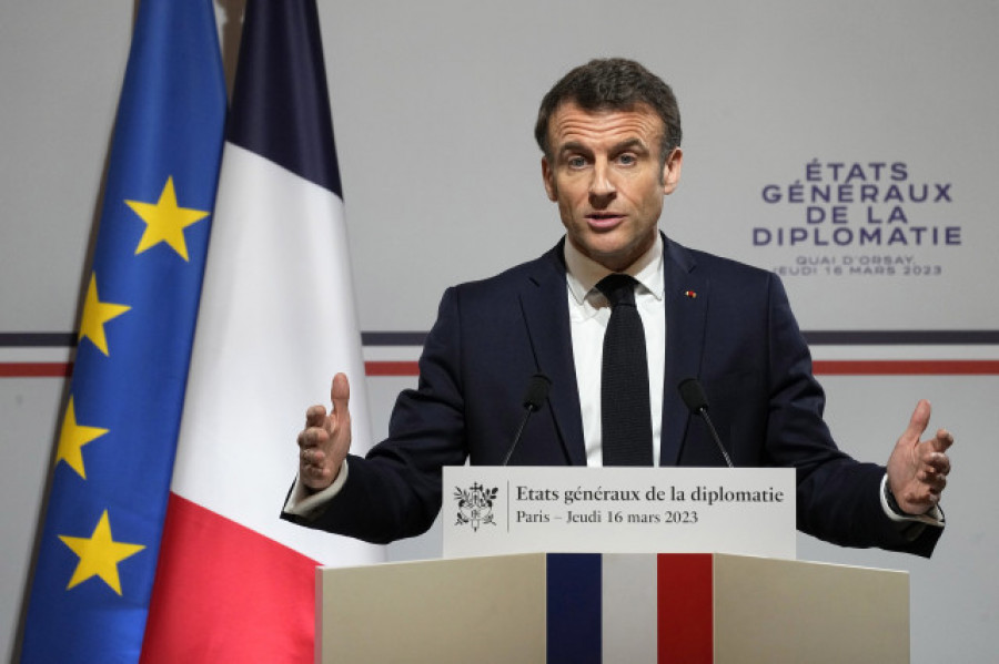 El Gobierno de Macron encara el lunes dos mociones de censura