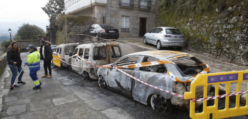 El Concello de Tui estudia establecer ayudas para los propietarios de los coches calcinados