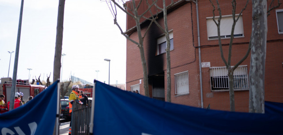 Tres fallecidos en un incendio en Rubí cuando intentaban salir del edificio en llamas