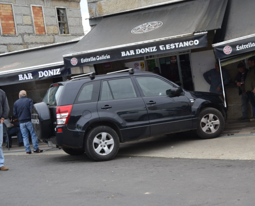 Accidente coche terraza A Merca