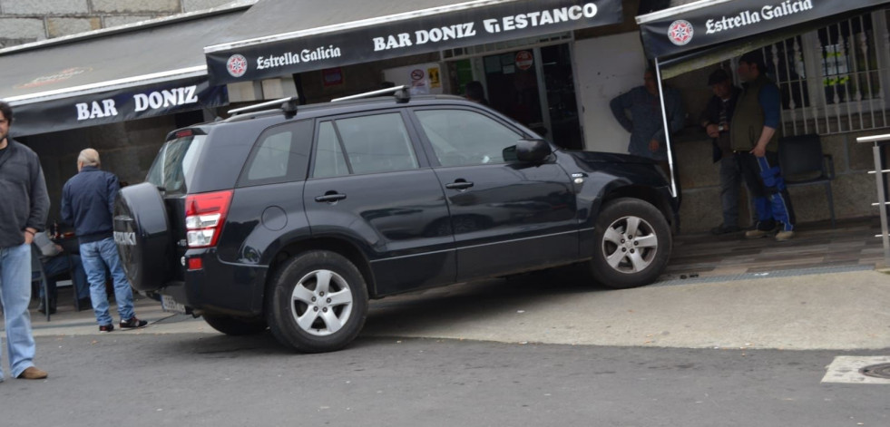 Dos arrollados por un coche en un nuevo accidente en una terraza en Galicia