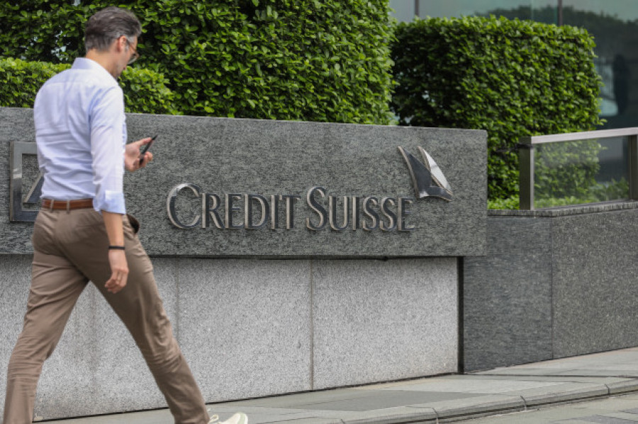 UBS ofrece recomprar bonos emitidos días antes de llegar a un acuerdo con Credit Suisse