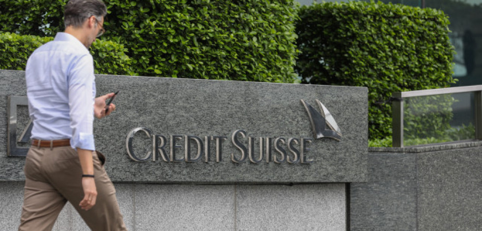 UBS ofrece recomprar bonos emitidos días antes de llegar a un acuerdo con Credit Suisse